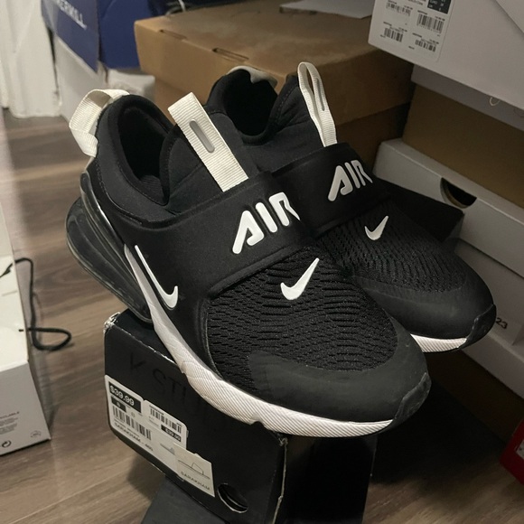 Black and white Nike Air - Picture 2 of 4